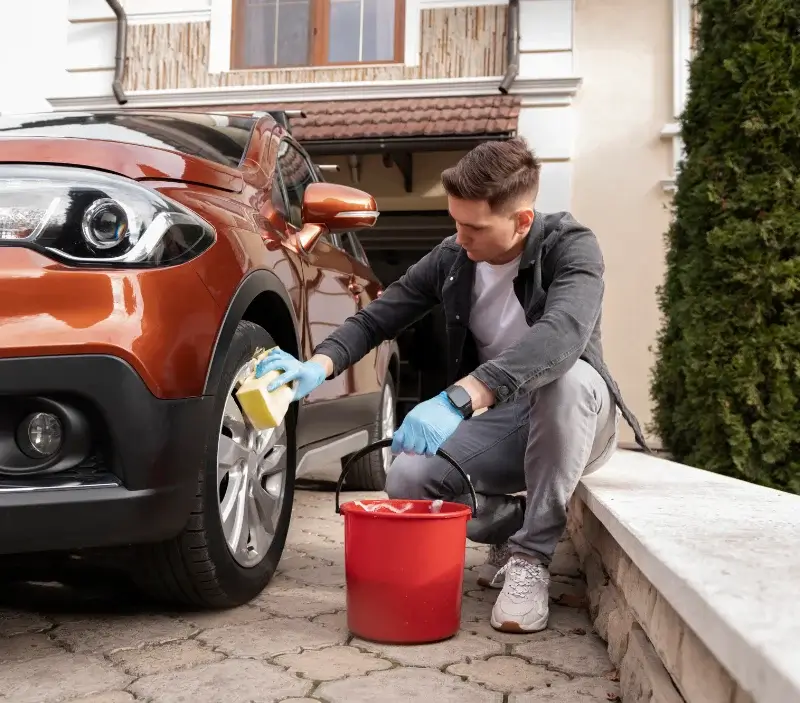 Lavage auto à domicile Neuilly-Crimolois : professionnel intervenant sur un véhicule